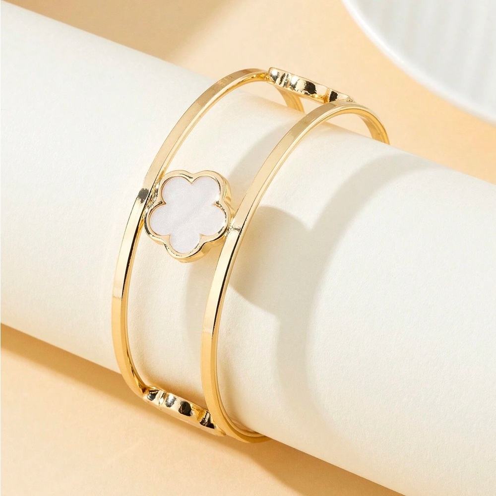 Elegant Bracelet Goldtone Clover Lucky Mother Of Pearl Faux Luxury New Bangle